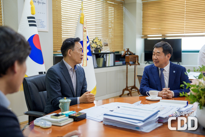 <strong>조성명 강남구청장과 이재영 증평군수</strong>