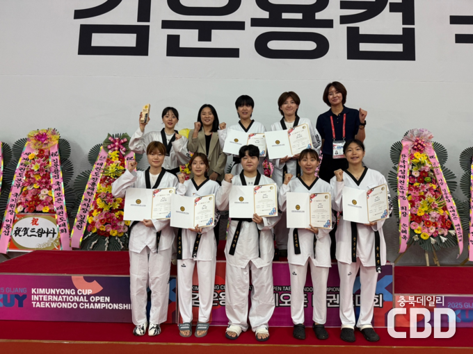 <strong>뒷줄왼쪽부터 시계방향으로 안벼리, 조윤미 코치, 임수민, 정선희, 서은미감독,유효경, 신희진, 정수지, 강지연, 유송화</strong>