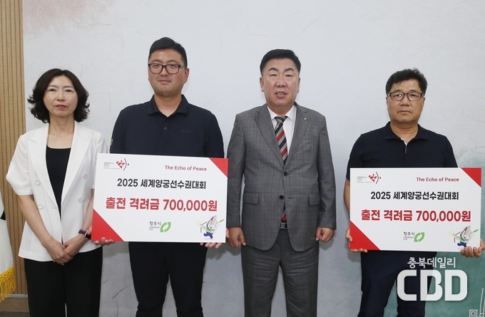 <strong>왼쪽부터 이정미 관광과장, 김우진 선수, 이범석 시장, 호진수 감독</strong>