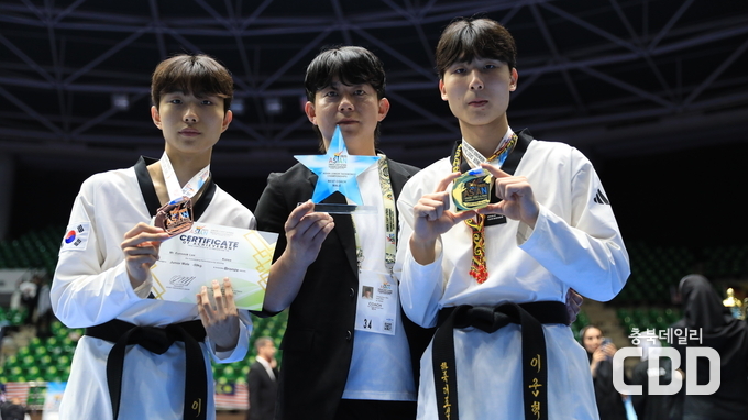 왼쪽부터 이은석 학생, 김창현 지도자, 이준혁 학생