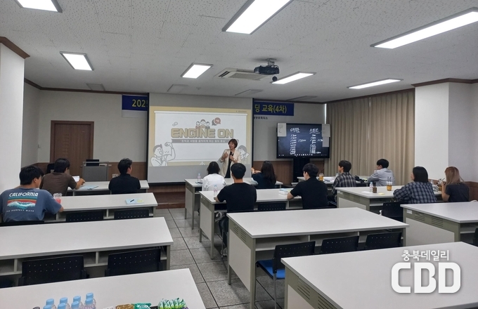 <strong>음성상공회의소 회의실에서 (주)달솔 등 관내기업에 입사한 신규직원 11명을 대상으로 온보딩 4차교육이 진행됐다</strong>
