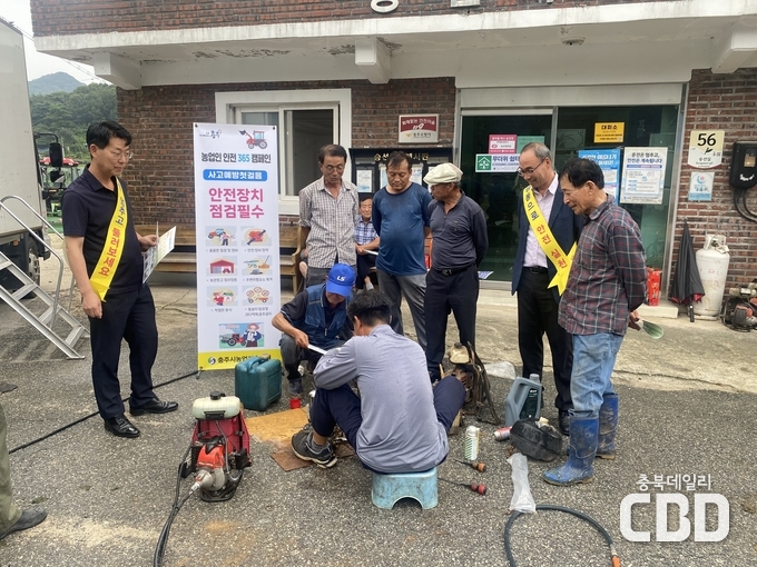 숭선마을회관에서 농기계 수리 및 교육 사진