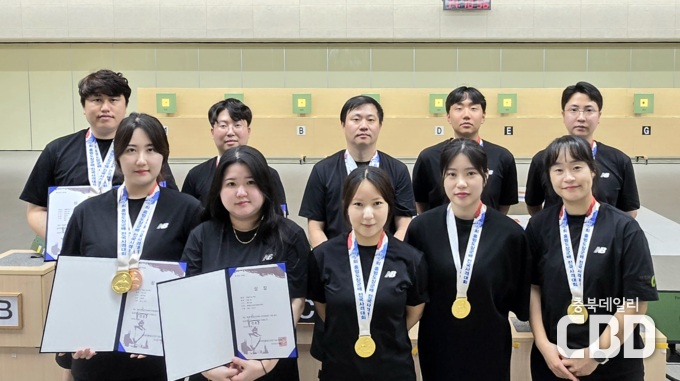 뒷줄 왼쪽부터 시계방향으로 정유진,성윤호,목진문,강교성,장하림,전길혜,조은영,전채이,박하향기,송채원