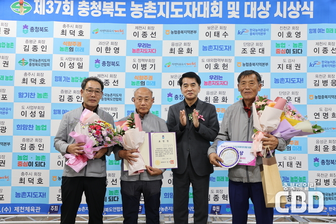 좌측부터 구운서, 양계석, 최재형군수, 최철모 회장