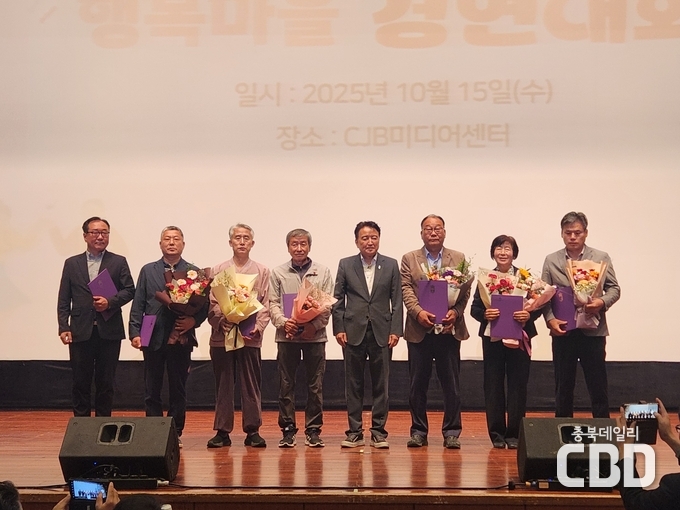 왼쪽에서 4번째 여의리 임래봉 추진위원장