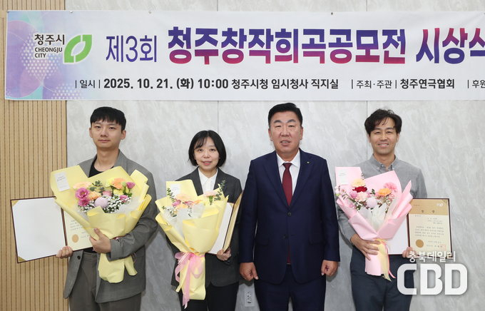 <strong>왼쪽부터 서준교 작가, 이홍이 작가, 이범석 시장, 노동훈 작가</strong>
