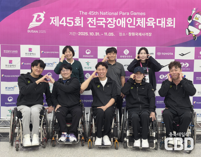 뒷줄 왼쪽부터 시계방향으로 임봉숙 감독 최영래 코치 이하윤 로더 이명호 박철 김성희 석진수 이장호